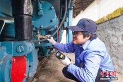 “00后”轨道作业车女司机 铁道线上绽放青春光彩