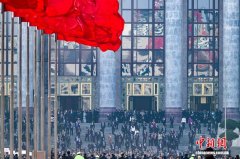 (全国两会)走下台阶,走向大地——十四届全国人大四次会议闭幕侧记