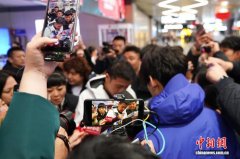 中国速度滑冰运动员宁忠岩载誉返回家乡黑龙江